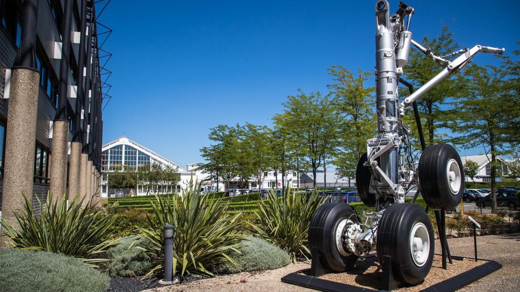 Site Safran Landing Systems de Vélizy avec un train d'atterrissage exposé